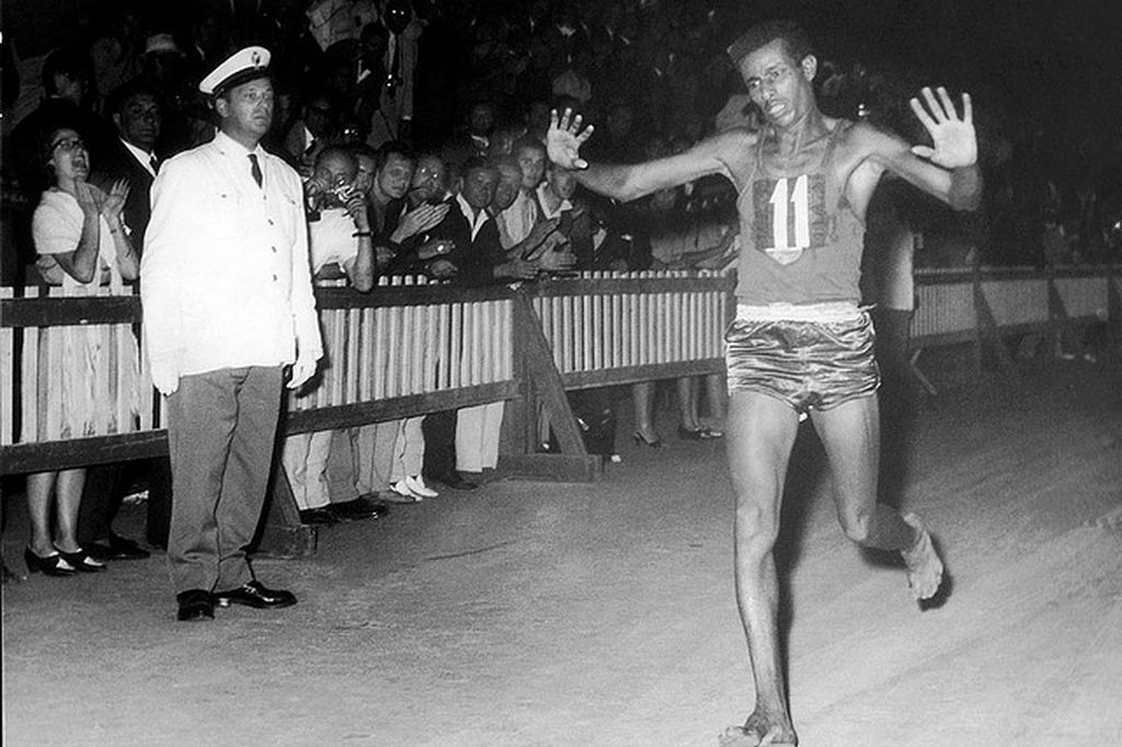 Abebe_Bikila na_chegada_da_maratona_das_Olimpíadas_de_Roma-1960