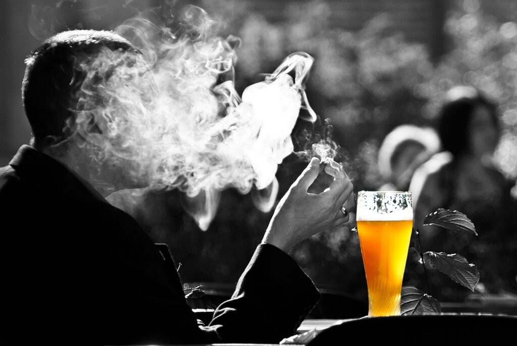 Não fumar e beber pouco aumentam as chances de uma vida saudável após os 50 anos. (Pixabay).